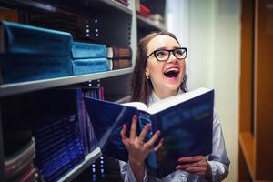 emocional retrato do uma lindo fêmea aluna dentro uma branco laboratório casaco em uma fundo do livros. chore do a alma, desespero, histeria e pânico rir antes a exame foto