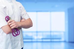 remédio. geral praticante, masculino médico dentro a hospital ou escritório. conceito do médico tecnologia e cuidados de saúde negócios. foto