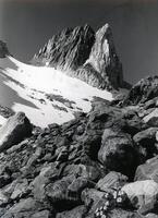 Preto e branco fotografia do uma montanha com pedras e neve foto