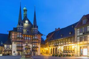 Wernigerode, Alemanha - 2015, mercado quadrado e Cidade corredor às crepúsculo, Wernigerode, Harz, Saxônia anhalt, Alemanha foto