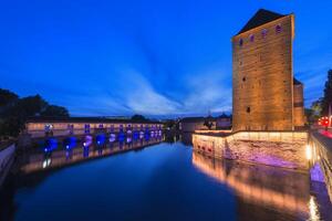 ponts couverts e barragem vauban sobre eu vou canal às pôr do sol, Estrasburgo, Alsácia, bas rhin departamento, França foto