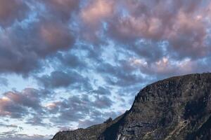 oeste dentro Noruega. montanha este alcança para dentro a fiorde. nublado céu com nuvens foto