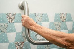 ásia idosos mulher usar banheiro lidar com segurança dentro banheiro, saudável Forte médico conceito. foto