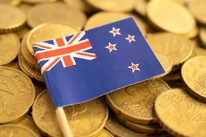 Novo zelândia bandeira em moedas dinheiro, finança e contabilidade, bancário. foto