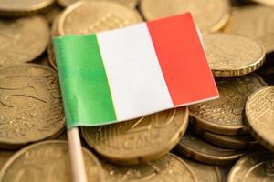 Itália bandeira em moedas dinheiro, finança e contabilidade, bancário conceito. foto