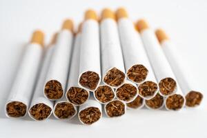 cigarro em nos dólar notas de banco, custo, negociação, marketing e Produção, não fumar, imortal exportação conceito. foto