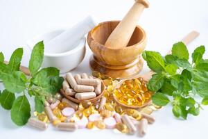 medicina alternativa cápsula orgânica à base de plantas com vitamina e óleo de peixe ômega 3, mineral, droga com suplementos naturais de folhas de ervas para uma vida saudável e boa. foto