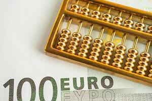 ouro ábaco em euro nota de banco dinheiro, economia finança troca comércio investimento conceito. foto