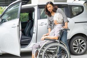 ásia Senior mulher paciente sentado em andador preparar pegue para dela carro, saudável Forte médico conceito. foto
