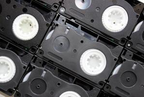 fechar-se Visão do vhs compactar vídeo cassetes empilhado lado de lado foto