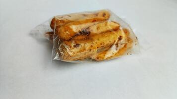 frito almôndega ou basreng lanches dentro plástico embrulho foto