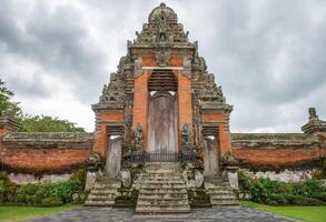 a icônico Entrada portão para a interior santuário do pura taman ayun a real têmpora do mengwi Império dentro badung regência, Bali, Indonésia. foto