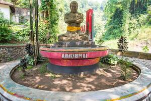 leste Java, Indonésia - 19 Julho 2018 - a estátua do Gajah madame a poderoso militares líder do majapahit Império localizado às a Entrada caminho para madakaripura cachoeiras a mais alto cachoeiras dentro Java. foto