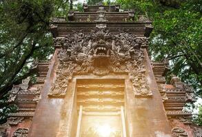 lindo Entrada portão para a interior área do tirta empurrar têmpora dentro Bali, Indonésia. foto