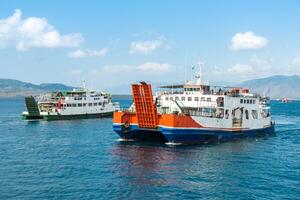 bali público balsa navio carregando passageiros a partir de Gilimanuk Porto balsa porta dentro bali ilha para ketapang Porto leste Java, Indonésia. foto