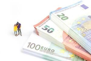 miniatura homem de negocios navega a financeiro paisagem, cercado de euro notas de banco, foto