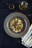 italiano cozinha - risoto com cogumelos. cozinhou arborio arroz com parmesão queijo e cogumelos foto