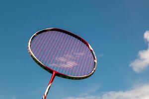 badminton raquete em a céu fundo. suave e seletivo foco. foto