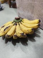 uma grupo do bananas em a chão foto