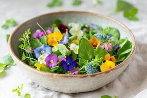 ai gerado comestível flores dentro cerâmico tigela foto