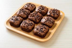 brownies de chocolate amargo com gotas de chocolate foto