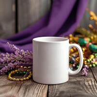 ai gerado branco caneca brincar em de madeira mesa em bokeh mardi gras fundo foto