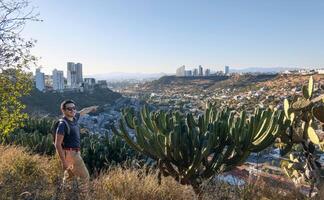 turista visitando a Hércules Vizinhança dentro santiago de Queretaro foto