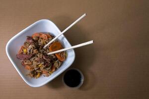 recentemente fez chinês frito arroz com carne e vegetais, com espaço para texto foto