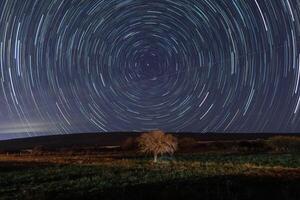 Estrela varrido noite céu fundo, com espaço para texto foto