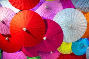 colorida papel guarda-chuva feito â mão trabalhos popular arte dentro Chiang mai bo cantou Vila turista viagem ponto de referência foto