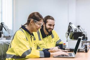 engenheiro equipe Programas desenvolvedor feliz trabalhando juntos digitando programa fonte código para robô ao controle foto