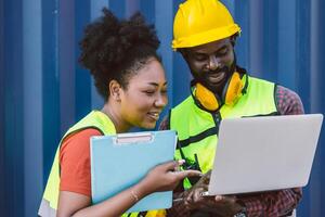 africano trabalhador pessoas trabalho em equipe feliz trabalhando juntos dentro porta carga Remessa indústria Carregando recipiente Jardim foto