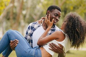 encontro casal homem e mulheres namorados dia. africano Preto amante às parque ao ar livre verão estação vintage cor tom foto