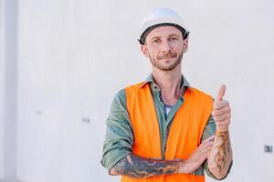 retrato engenheiro masculino trabalhador em pé sorridente mão polegares acima Boa trabalho feito passar aprovado placa foto