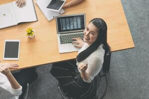 o negócio equipe encontro dentro moderno escritório sucesso alegre pessoas com companhia lucro gráfico foto