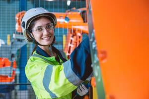 retrato feliz mulher trabalhador com robô montagem máquina dentro moderno metal indústria fábrica foto