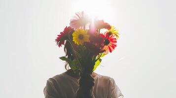 ai gerado silhueta do uma mulher segurando uma vibrante flor ramalhete contra incorporando amor ang presentear flores para uma mãe, a comemorar materno amor e a beleza do familiar títulos, gerado por IA foto