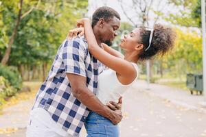 encontro casal homem e mulheres namorados dia. africano Preto amante às parque ao ar livre verão estação vintage cor tom foto