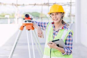 mulher trabalhador engenheiro com digital tábua pesquisa equipamento auto nivelamento Câmera feliz sorrir foto