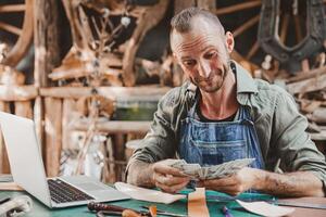 o negócio sucesso artista masculino couro feito â mão trabalhador venda mestre peça produtos ganhar dinheiro foto