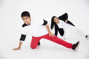 grupo do crianças Garoto adolescente feliz apreciar atividade dança com amigo dentro dançando classe estúdio foto