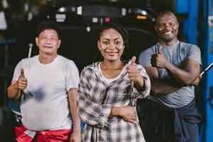 grupo do diversidade trabalhador polegares acima sorridente. garagem mecânico equipe carro auto serviço profissional pessoas em pé juntos foto