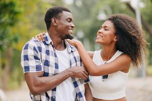 encontro casal homem e mulheres namorados dia. africano Preto amante às parque ao ar livre verão estação vintage cor tom foto