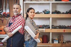 casal retrato madeira oficina família trabalhador em pé feliz sorrir para casa renovar plano projeto serviço foto