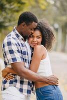 encontro casal homem e mulheres namorados dia. africano Preto amante às parque ao ar livre verão estação vintage cor tom foto