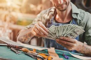 o negócio sucesso artista masculino couro feito â mão trabalhador venda mestre peça produtos ganhar dinheiro foto