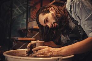 cerâmica trabalhador. feito â mão fazer artesão masculino Panela criador com mão fez argila copo em roda foto