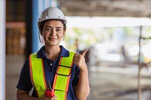 indiano mulher funcionários trabalhador engenheiro Supervisor dentro segurança terno trabalhos dentro fábrica armazém foto