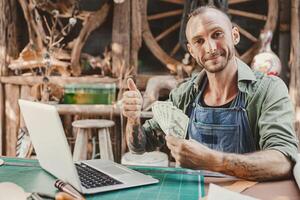 o negócio sucesso artista masculino couro feito â mão trabalhador venda mestre peça produtos ganhar dinheiro foto