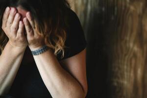 ai gerado estressado e depressivo mulher cobertura dele face com mãos. dramático conceito. generativo ai foto